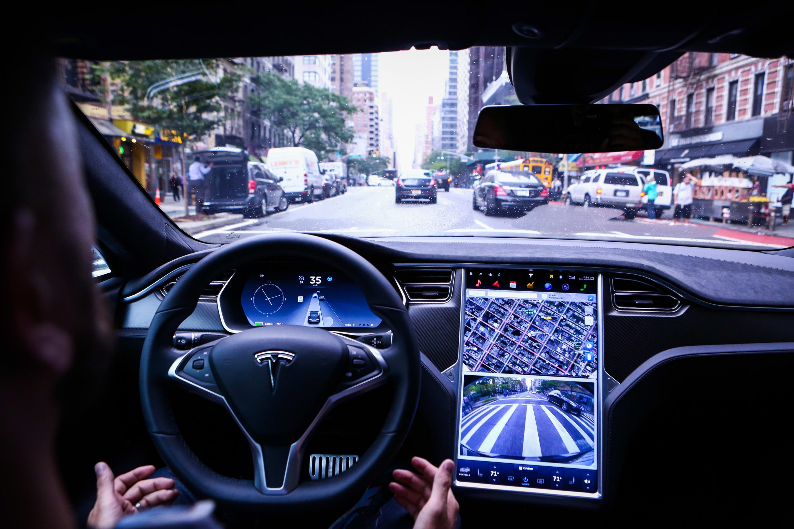 Автопилот электромобиля Tesla помог увернуться от оторвавшего колеса другого автомобиля